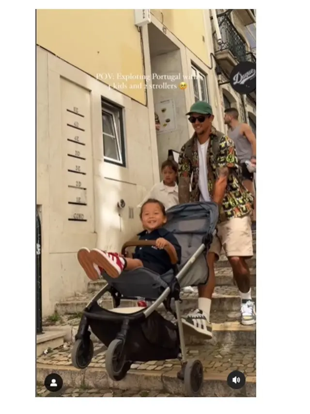 8 Momen Jennifer Bachdim Angkat Stroller Anak saat Liburan di Portugal, Curi Perhatian