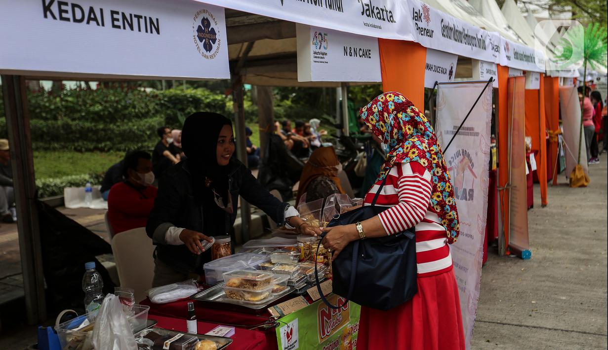 Warga mengunjungi salah satu stan stan UMKM Bazaar Kuliner di kawasan Jakarta, Minggu (26/6/2022). Bazar ini diselenggarakan dalam rangkaian perayaaan HUT ke-495 DKI Jakarta. (Liputan6.com/Johan Tallo)
