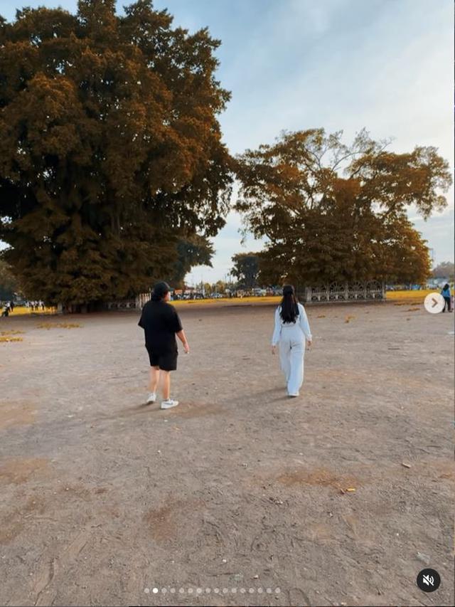 7 Potret Fuji An Liburan di Jogja, Coba Lewati Pohon Beringin Kembar di Alun-Alun