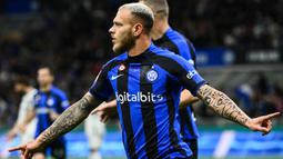 Federico Dimarco telah membela Inter Milan dalam dua periode. Pada periode keduanya, ia tercatat telah membela Nerazzurri selama 5 musim sejak didatangkan dari klub Swiss, FC Sion pada awal musim 2018/2019 dengan nilai transfer 5 juta euro. Sempat dipinjamkan ke Parma dan Hellas Verona pada tiga musim pertamanya, bek kiri Timnas Italia berusia 25 tahun ini hingga kini telah tampil dalam 107 laga bersama Inter Milan di semua kompetisi dengan torehan 9 gol dan 18 assist. (AFP/Isabella Bonotto)