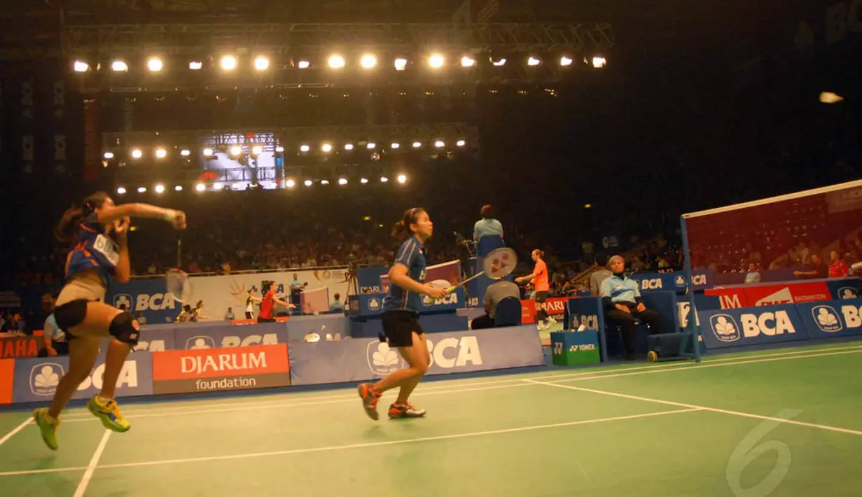 Greysia Polii/Nitya Krishinda mengembalikan kok ke arah ganda Singapura, Fu Mingtian/Yu Yan Vanessa Neo, Jakarta, Rabu (18/6/14). (Liputan6.com/Miftahul Hayat)