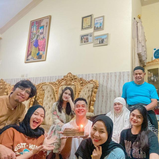 Dinilai Tak Ada Attitude oleh Adik Ipar, Ini Momen Manis Adly Fairuz Bareng Istri dan Keluarga
