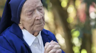 Lucile Randon atau Suster Andre, warga negara Prancis dan orang tertua di Eropa, berdoa di atas kursi roda, pada malam ulang tahunnya yang ke-117 di Toulon, Rabu (10/2/2021). Suster Andre dinyatakan sembuh dari COVID-19 setelah dinyatakan positif pada 16 Januari lalu. (NICOLAS TUCAT/AFP)