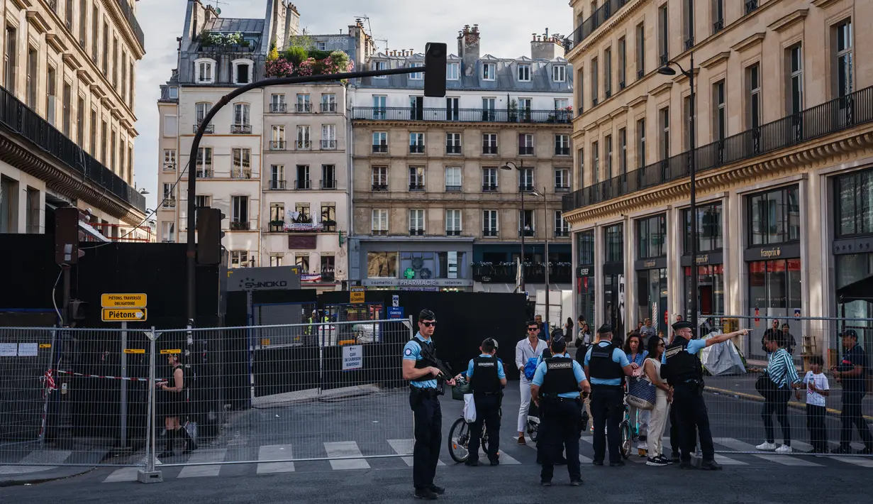 Parimeter tersebut menutup area sepanjang satu kilometer (mil) bagi warga Paris dan turis yang tidak mendaftar terlebih dahulu untuk mendapatkan izin masuk. (Dimitar DILKOFF / AFP)