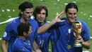 Gelandang Italia, Andrea Pirlo, bersama rekan-rekannya merayakan gelar Piala Dunia usai mengalahkan Prancis pada laga final di Stadion Olympic, Berlin, Minggu (9/72006). Pada turnamen ini Pirlo berhasil mengantar Italia juara.