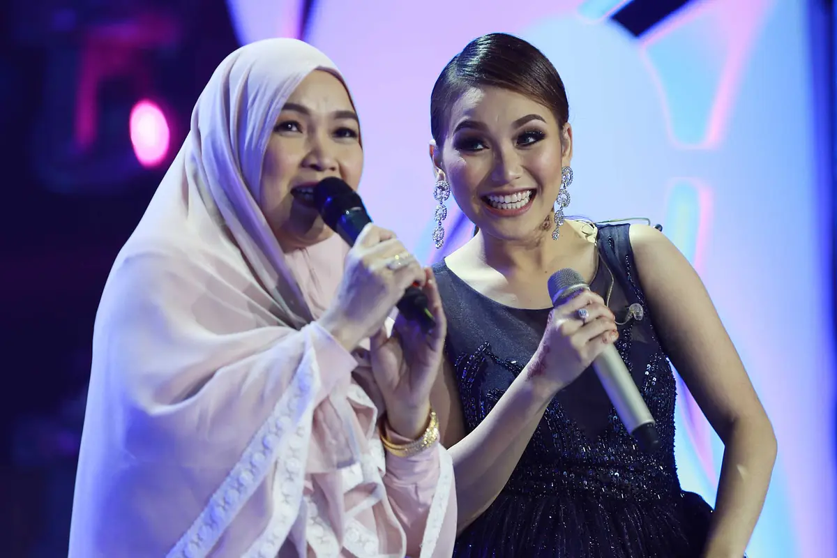 [Bintang] Umi Kalsum dan Ayu Ting Ting