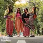 Generasi muda yang mengenakan batik dari Kain Gembira. (Dok. Instagram/@kaingembira/https://www.instagram.com/p/CgeQKzSPElc/?img_index=1/Winda Syifa Sahira)