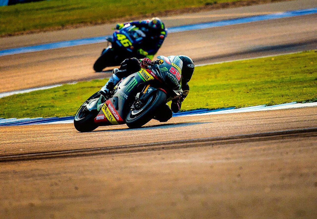 Aksi pembalap Yamaha Tech 3, Hafizh Syahrin dalam tes pramusim MotoGP 2018 di Sirkuit Buriram, Thailand. (Twitter/Yamaha Tech 3)
