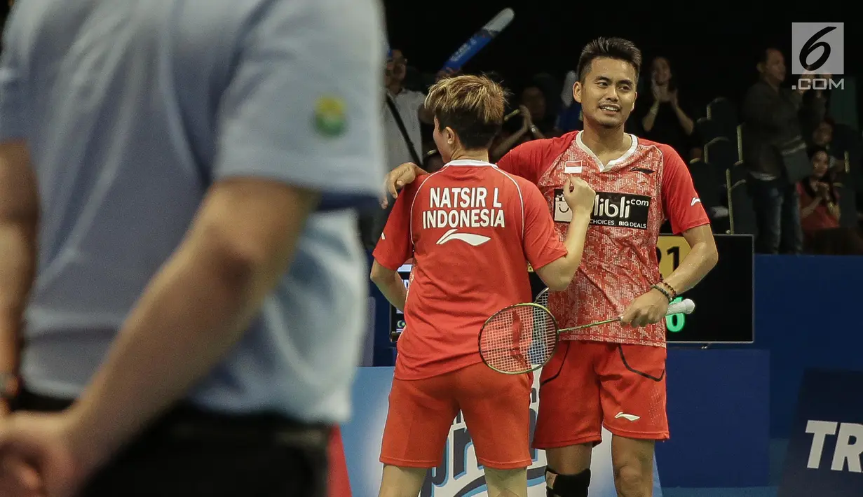 Ekspresi Ganda Campuran Indonesia, Tontowi Ahmad/Liliyana Natsir usai pertanding melawan Tan Kian Meng/Lai Pei Jing (Malaysia) di perempat final Indonesia Open 2017 di Jakarta, Jumat (16/6). (Liputan6.com/Faizal Fanani)