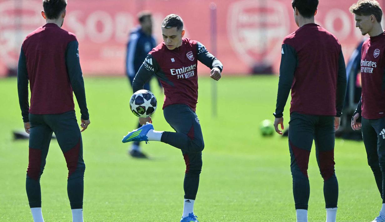 Di babak 16 besar, The Gunners sukses menyingkirkan Bayer Leverkusen dengan agregat 3-1. Tampak dalam foto, gelandang Arsenal asal Belgia, Leandro Trossard (kedua dari kiri) saat mengikuti sesi latihan tim di pusat pelatihan Arsenal di London Colney, utara London, pada Senin 6 April 2026. (Glyn KIRK/AFP)