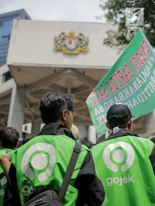 Pengemudi ojek online berunjuk rasa di depan kantor Kedutaan Besar Malaysia, Jakarta, Selasa (3/9/2019). Mereka protes terhadap penyataan kontroversial bos Big Blue Taxi, perusahaan taksi Malaysia, terkait rencana Gojek mengaspal di Negeri Jiran. (Liputan6.com/Faizal Fanani)