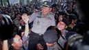 Kapolres Jakarta Selatan Kombes Pol Wahyu Adiningrat terlihat diangkat oleh anggota polisi lainnya di Pengadilan Negeri Jakarta Selatan, Senin (16/2/2015). PN Jaksel menerima permohonan gugatan Komjen Budi Gunawan. (Liputan6.com/Johan Tallo)