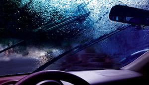 Selalu Peace of Mind Saat Musim Hujan: Tips Aman Berkendara dan Proteksi Maksimal yang Wajib Dilakukan (ssuaphoto/Depositphotos.com)