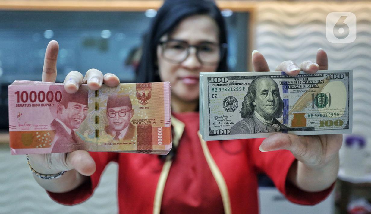 Teller menunjukkan mata uang rupiah dan dolar AS di Jakarta, Selasa (31/10/2023). Pada penutupan perdagangan hari ini, mata uang rupiah menguat sebesar 5 poin atau 0,03 persen menjadi Rp 15.885 per dolar AS dari penutupan sebelumnya sebesar Rp 15.890 per dolar AS. (Liputan6.com/Angga Yuniar)
