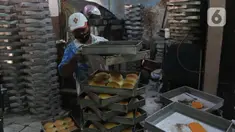 Pekerja menyelesaikan pembuatan roti skala rumahan di kawasan Bendungan Hilir, Jakarta, Selasa (22/6/2021). Menteri Koordinator Perekonomian Airlangga Hartarto mencatat realisasi penyaluran Kredit Usaha Rakyat (KUR) mencapai Rp111,99 triliun hingga 14 Juni 2021. (Liputan6.com/Angga Yuniar)