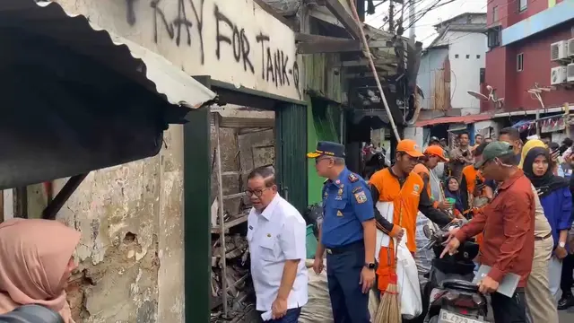 Gubernur Jakarta Pramono Anung tinjau lokasi kebakaran di kawasan padat penduduk di Kecamatan Tamansari, Jakarta Barat (Jakbar), Selasa (30/9/2025).