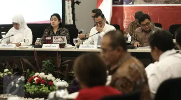  Menko PMK, Puan Maharani (kedua kiri) saat memimpin rapat koordinasi di Kementerian PMK, Jakarta, Senin (6/2). Rapat membahas mengenai program bantuan pangan non tunai. (Liputan6.com/Faizal Fanani)