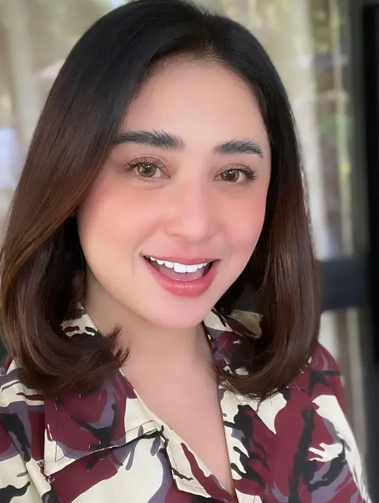 Dewi Perssik (https://www.instagram.com/p/CgaifrUBy_7/)