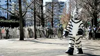 Aksi Unik Pegawai Kebun Binatang Hadang 'Zebra' Panik