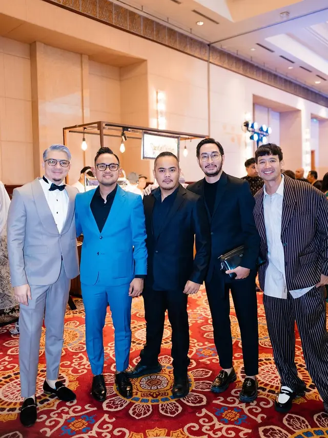 6 Potret Irwansyah Kondangan dengan Gaya Rambut Silver, Hot Daddy Dua Anak