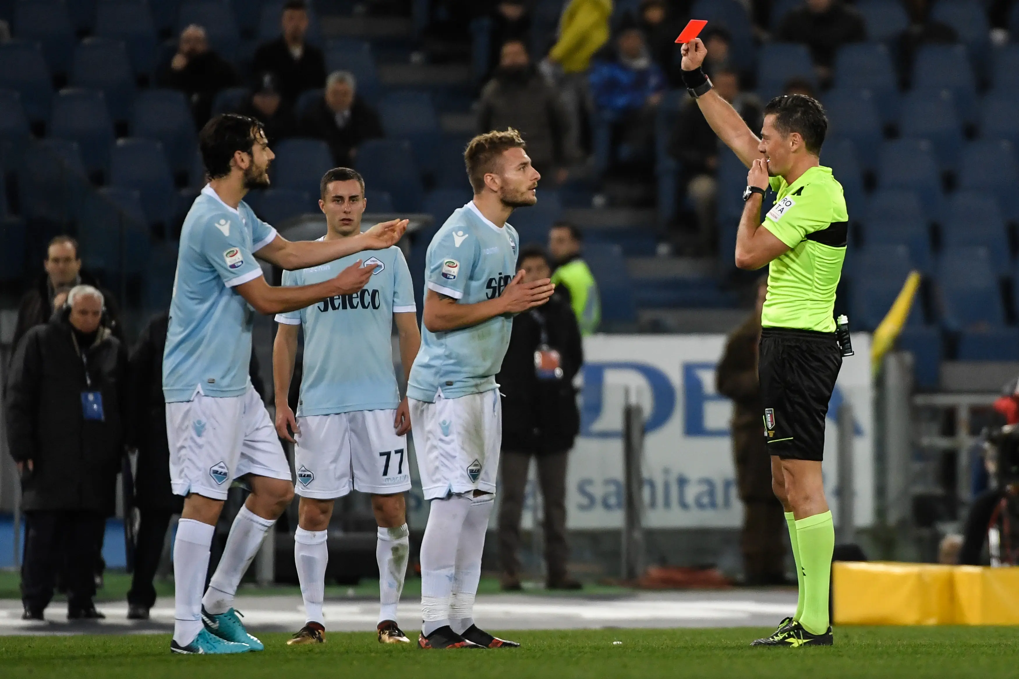 Wasit Pietro Giacomelli (kanan) yang memimpin duel Lazio vs Torino dapatkan teror usai tak memberikan penalti untuk Lazio (Andreas SOLARO / AFP)