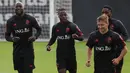 (Dari kiri) Pemain Belgia #09 Romelu Lukaku, #25 Jeremy Doku dan Orel Mangala menghadiri sesi latihan sebagai bagian dari persiapan timnas untuk pertandingan kualifikasi Euro 2024, di pusat pelatihan Royal Belgian Football Association's di Tubize, Rabu (11/10/2023). (VIRGINIE LEFOUR / Belga / AFP)
