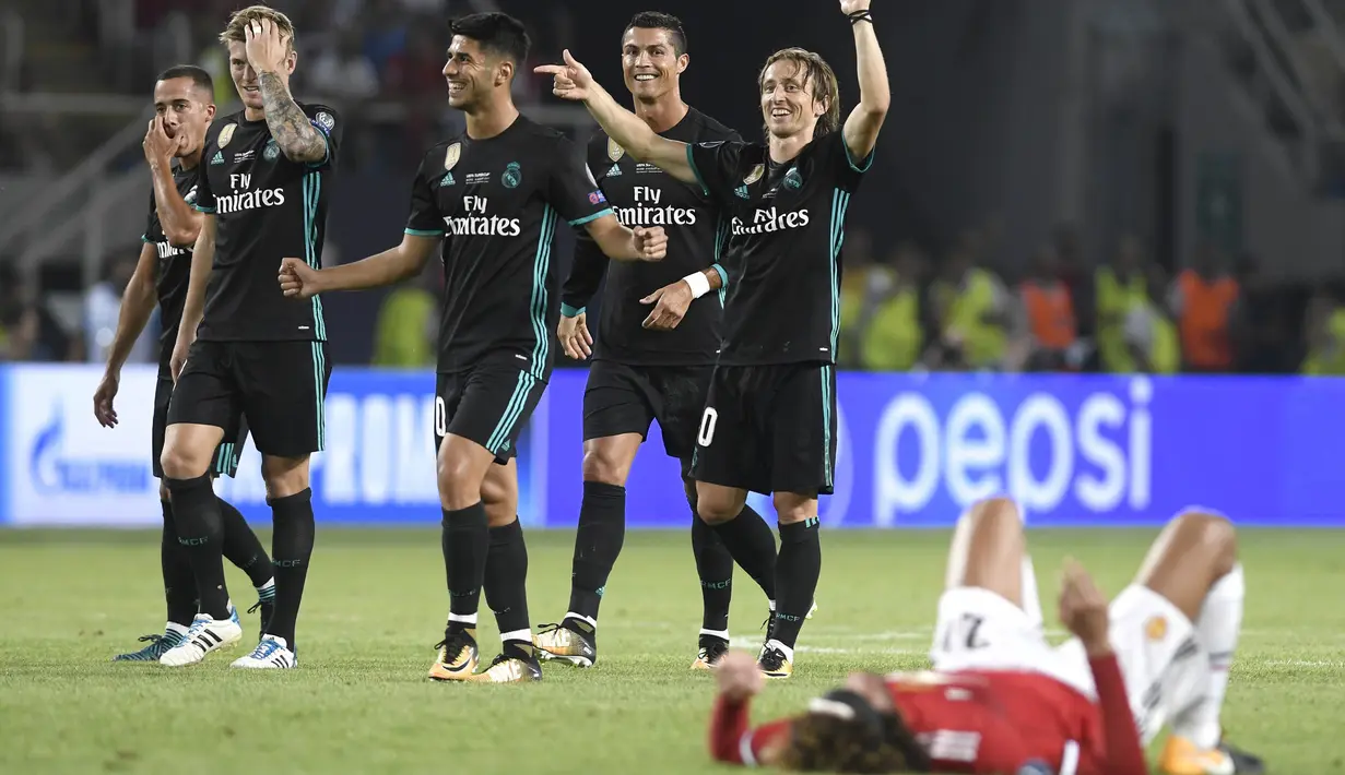 Para pemain Real Madrid merayakan kemenangan atas Manchester United pada laga Piala Super Eropa di Stadion Philip II, Skopje, Selasa (8/8/2017). Real Madrid menang 2-1 atas Manchester United. (AFP/Nikolay Doychinov) 