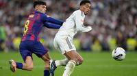 Pedri dari Barcelona berduel dengan Jude Bellingham dari Real Madrid dalam pertandingan La Liga di Santiago Bernabeu, Minggu, 26 Oktober 2025. (AP Photo/Bernat Armangue)