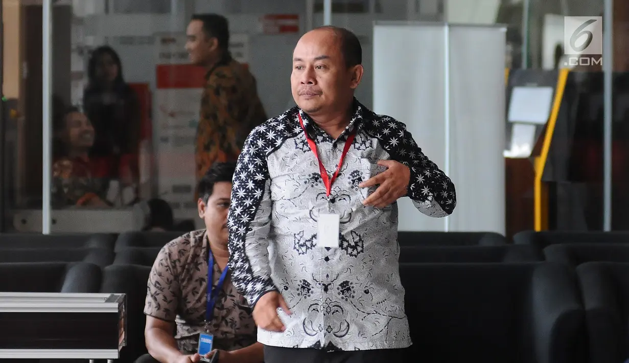 Anggota DPRD Bekasi, Cecep Noor memenuhi panggilan penyidik KPK di Jakarta, Jumat (25/1). Cecep Noor diperiksa sebagai saksi kasus dugaan suap perizinan Meikarta dengan tersangka Kabid Tata Ruang Dinas PUPR Neneng Rahmi. (Liputan6.com/Herman Zakharia)