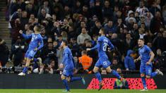 Lorenzo Insigne (kiri) merayakan gol ke gawang Inggris pada laga uji coba di Wembley Stadium, London, (27/3/2018). Italia tahan imbang Inggris 1-1. (AP/Alastair Grant)