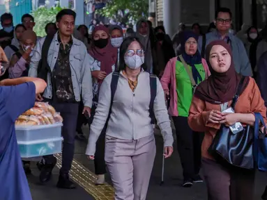 Penumpang kereta commuter line berjalan kaki dari stasiun saat jam sibuk di Jakarta pada Kamis 21 Mei 2026. (BAY ISMOYO/AFP)