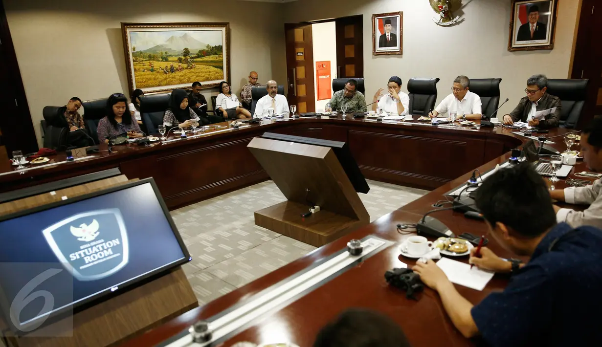 Suasana diskusi di Kantor Staf Presiden, Komplek Istana, Jakarta, Rabu (2/3). Diskusi yang membahas seputar KTT OKI dan isu Palestina tersebut diikuti Menlu Retno Marsudi bersama Pengamat Timur Tengah, Trias Kuncahyono. (Liputan6.com/Faizal Fanani)
