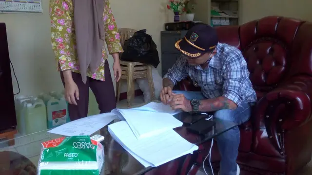 Ada empat gambar Geisha yang melekat di berbagai bagian tubuh Hoho, Kepala Desa Purwasaba Kecamatan Mandiraja Kabupaten Banjarnegara. (Foto: Liputan6.com/Rudal Afgani Dirgantara)
