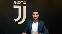 Gelandang asal Jerman, Sami Khedira, resmi menambah durasi kontraknya selama dua tahun yang akan membuatnya bertahan di Juventus sampai 2021. (dok. Juventus)