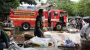 Sebelumnya, Suku Dinas Penanggulangan Kebakaran dan Penyelamatan Jakarta Timur menerima laporan kebakaran pukul 07.24 WIB dari seorang warga. Tampak dalam foto, beberapa pedagang berupaya menyelamatkan sisa dagangannya setelah api yang membakar Pasar Induk Kramat Jati Jakarta berhasil dipadamkan pada Senin (15/12/2025). (merdeka.com/magang/Rendi Saputra)