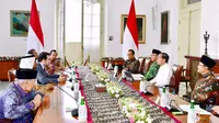 Presiden Jokowi saat menerima Sekretaris Jenderal Majelis Hukama Muslimin (Sekjen MHM) Konselor Muhammed Abdelsalam di Istana Kepresidenan Bogor, Jawa Barat, Kamis (4/1/2024). (Biro Pers Sekretariat Presiden/Vico)