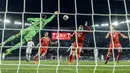 Kiper Georgia, Giorgi Loria berusaha menghalau bola saat melawan Wales pada kualifikasi Piala Dunia 2018 grup D di Boris Paichadze Dinamo Arena, Tbilisi (06/10/2017). Wales menang 1-0. (AFP/Alexander Nemenov)