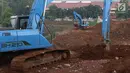 Alat berat mengeruk tanah di lokasi pembangunan Waduk Rambutan, Jakarta Timur, Rabu (24/10). Keberadaan waduk tersebut nantinya diharapkan bisa menahan luapan kali saat mendapat banjir kiriman. (Liputan6.com/Immanuel Antonius)