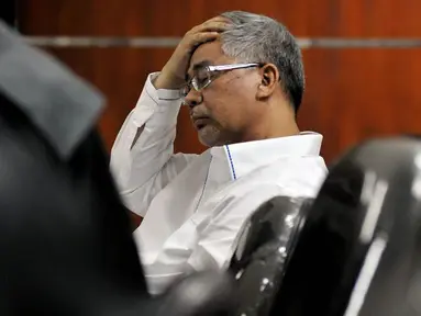 [Foto] Ekspresi Akil Mengantuk dan Mengupil Saat Sidang