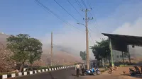 Tempat Pengelolaan Sampah Terpadu (TPST) Bantargebang di Kota Bekasi, Jawa Barat kebakaran pada Minggu (29/10/2023) siang. (Foto: Istimewa).