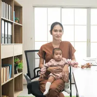 Ibu rumah tangga dan bisnis online./Copyright shutterstock.com/g/sutlafk