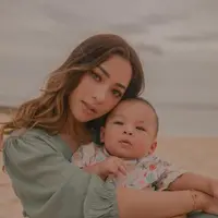 Gaya Nikita Willy berikut ini dengan puff sleeve dress warna sage green bisa jadi inspirasi untuk outfit ke pantai.