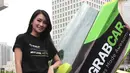 Model berpose di taxi mewah lamborghini saat peluncuran GrabCar, Jakarta, Rabu (21/10/2015). Grabcar menyediakan gratis 10 supercar mewah yang dilengkapi dengan desain khusus.  (Liputan6.com/Angga Yuniar)