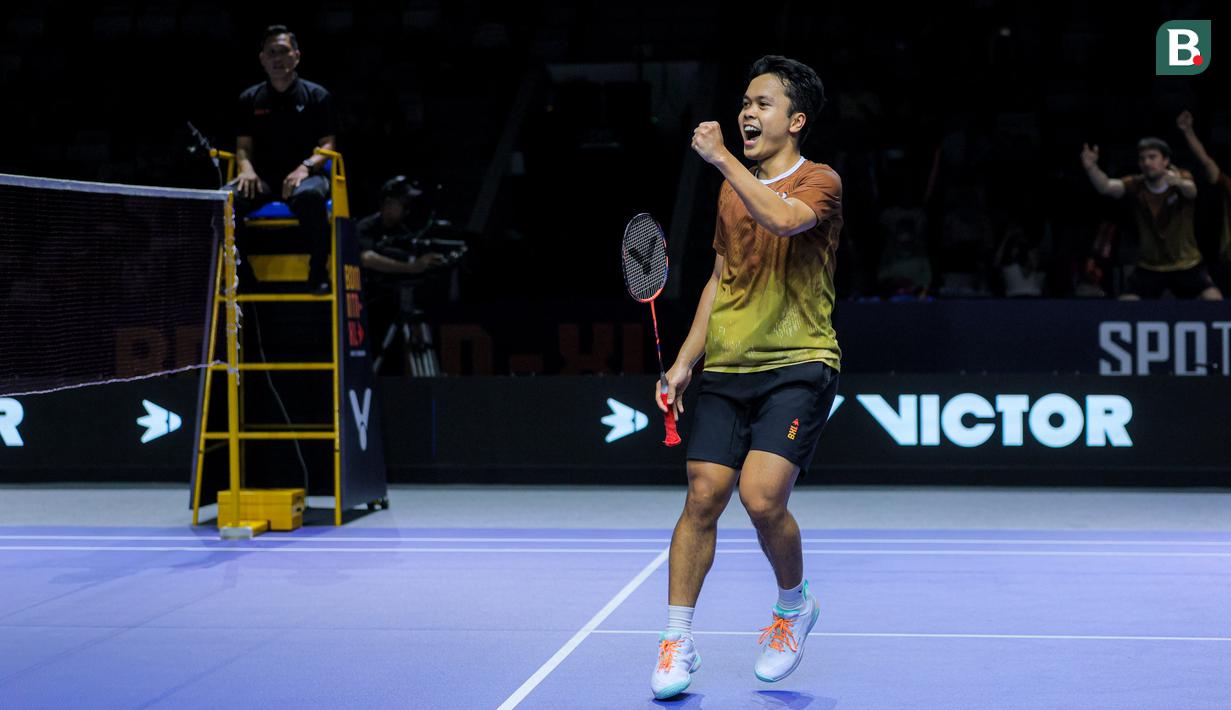 Pebulu tangkis tunggal putra Indonesia, Anthony Ginting dari tim Hurricanes melakukan selebrasi setelah mencetak poin ke arah pebulu tangkis Jepang, Kodai Naraoka dari tim Rockets dalam laga tunggal putra Badminton XL 2025 di Istora Senayan, Jakarta, Minggu (05/10/2025). (Bola.com/Bagaskara Lazuardi)