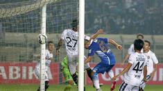 Tantan (tengah) saat mencetak golnya ke gawang Bali United pada laga semifinal orabika Bhayangkara Cup 2016 di Stadion Si Jalak Harupat, Bandung, Rabu (30/3/2016). (Bola.com/NIcklas Hanoatubun)