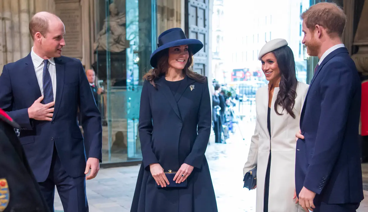 Aktris AS, Meghan Markle bersama tunangannya, Pangeran Harry menghadiri acara The Commonwealth Day Service di Westminster Abbey, London, Senin (12/3). Markle tiba bersama Harry, dan juga Pangeran William serta sang istri, Kate Middleton. (AP Photo)