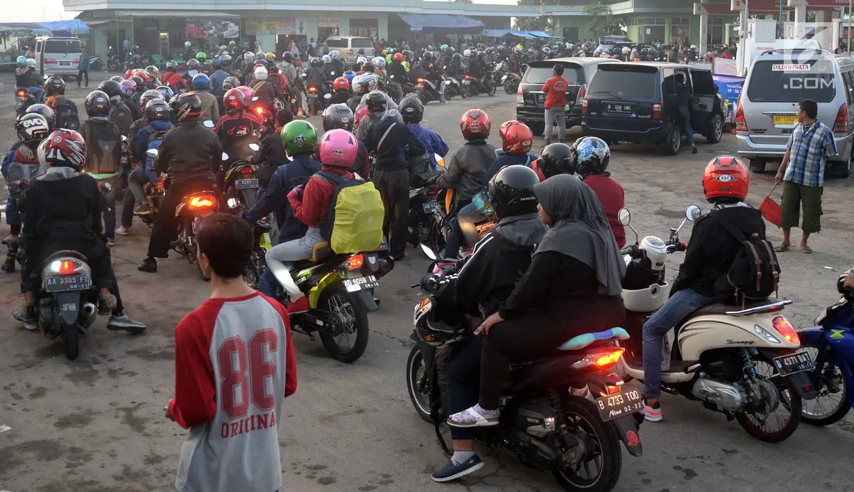 Suasana antrean pemudik yang ingin mengisi BBM di SPBU Tulungangung, Indramayu, Jabar, Jumat (23/6). Tingginya volume kendaraan pemudik yang masuk membuat antrian menjadi mengular. (Liputan6.com/Johan Tallo)