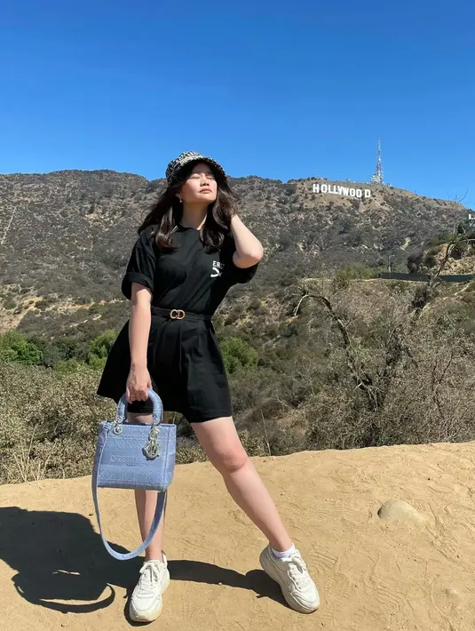 Olivia Allan memamerkan liburannya di Amerika dengan gaya simpel. Ia mengenakan t-shirt dress hitam yang simpel, diberi pemanis berupa belt, Olvia Allan menambahkan sentuhan bucket hat, tas tangan, dan sneakers putih. Foto: Instagram.