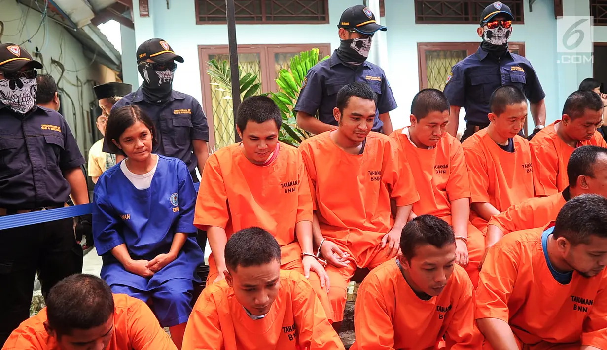 Sejumlah tersangka dihadirkan dalam pemusnahan barang bukti narkotika di kantor BNN, Jakarta, Kamis (18/5). BNN memusnahkan 30 Kg sabu, 498 gram ganja sintetis, 29 ribu ekstasi dan 1.533 gram narkotika dalam bentuk tanaman. (Liputan6.com/Yoppy Renato)