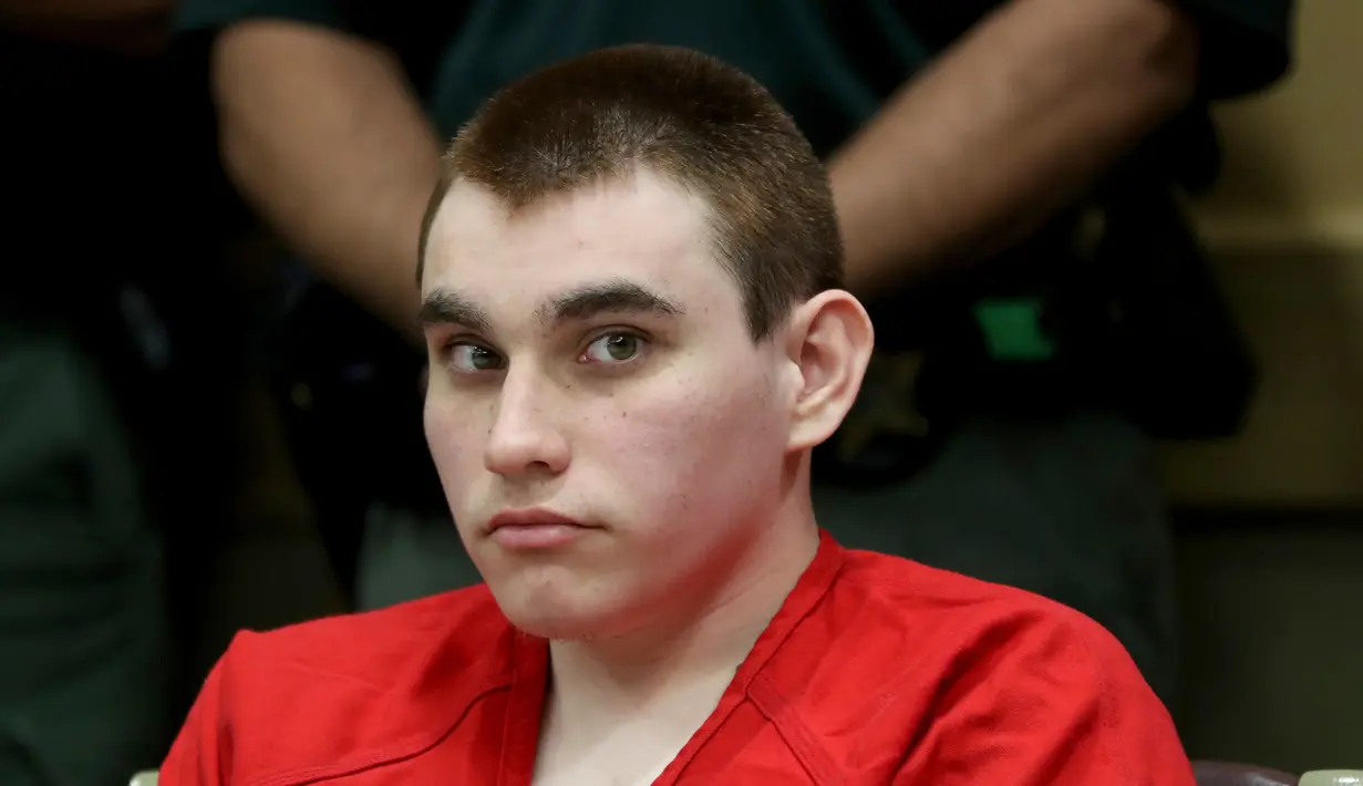 Ekspresi tersangka penembakan massal Nikolas Cruz saat mengikuti sidang di Broward Courthouse, Fort Lauderdale, Florida, Selasa (15/1). Cruz sudah mengakui sebagai pelaku penembakan. (Amy Beth Bennett/South Florida Sun-Sentinel via AP, Pool)